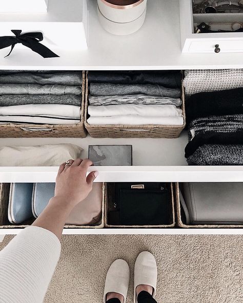 Decluttering Aesthetic, Organiser Son Dressing, Closet Organisation, Drawer Organization, Wardrobe Organisation, Small Closets, Storage Tips, Wardrobe Drawers, Space Storage