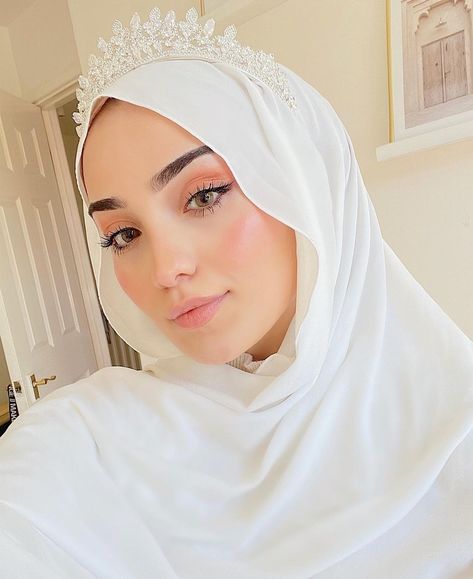 Hijab Reference, Sweet Makeup, Bride Dress Simple, Hijab Collection, Street Style Fall Outfits, Awesome Wallpapers, Style Inspiration Casual, Boho Chic Outfits, New Years Dress