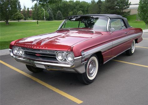 1961 Oldsmobile Starfire, my grandmother had one of these. It was way cool to me. 65 Gto, 1961 Oldsmobile, Older Cars, Counting Cars, 1960s Cars, Oldsmobile Toronado, American Auto, Cars Usa, Barrett Jackson Auction