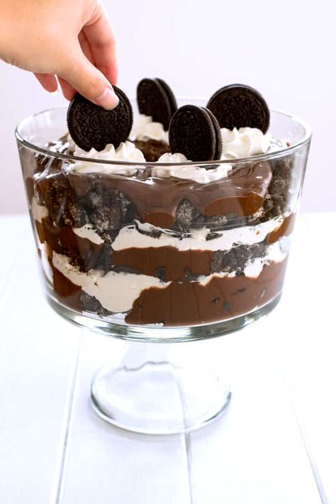 Chocolate Lasagna Trifle - no bake pudding dessert with Oreos and cream cheese! Oreo Pudding Dessert, Lasagna Cake, Oreo Lasagna, Oreo Trifle, Dessert Lasagna, Brownie Trifle, Oreo Pudding, Cheesecake Brownie, Chocolate Lasagna