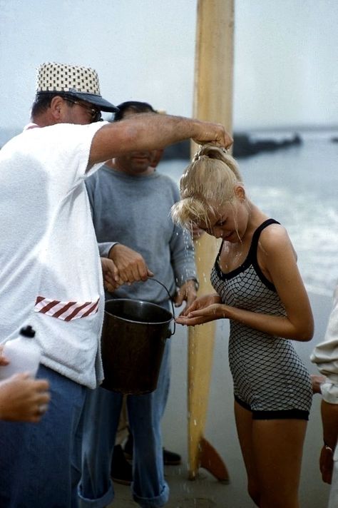 Sandra Dee on the set of "Gidget" (1959). Gidget 1959, Gidget Movie, James Darren, Sandra Dee, Hollywood Legends, Silver Screen, Classic Movies, Movie Stars, Swimming Pool