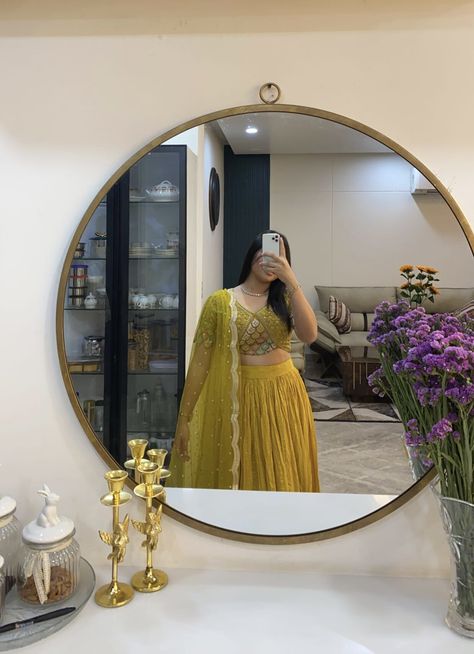 Suit Asthetic Poses, Lehenga Mirror Selfie, Mirror Pose, Sleeveless Blouse Designs, Camera Drawing, Friendship Photoshoot, Snap Snapchat, Celebrity Wedding Dresses, Lehnga Dress