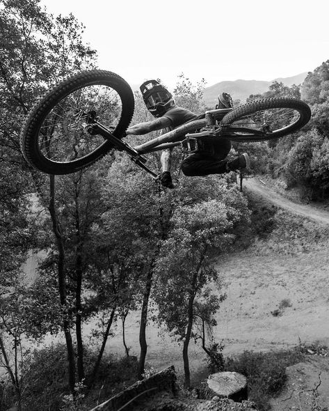 Mtb Aesthetic, Mtb Jumps, Mountain Biking Photography, Mt Bike, Bike Pictures, Downhill Bike, Bike Photography, Mtb Bike Mountain, Insta Pictures