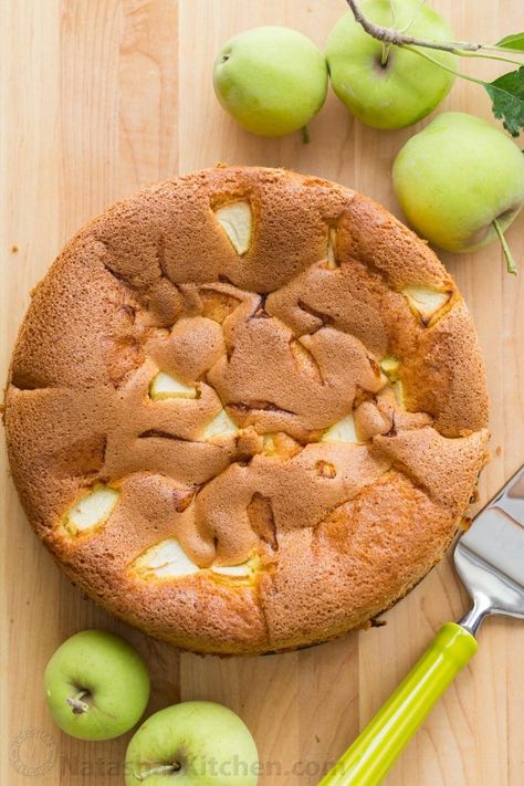 Apple Cake Sharlotka (VIDEO) Healthy Apple Desserts, Fall Desserts Apple, Moist Apple Cake, Easy Apple Cake, French Apple Cake, Apple Desserts Easy, Fresh Apple Cake, Fall Desserts Easy, Green Apples