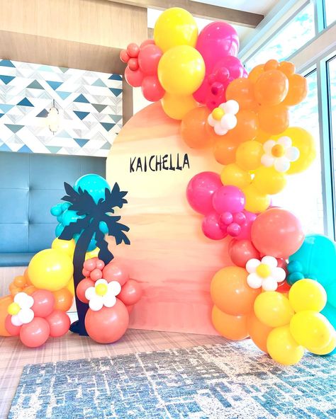 Coachella Party Invitations, Coachella Decorations, Coachella Party Ideas Decor, Coachella Theme Party Decoration, Decor Ultah, Coachella Party Decorations, Coachella Event, Hoco Decor, Coachella Birthday Party