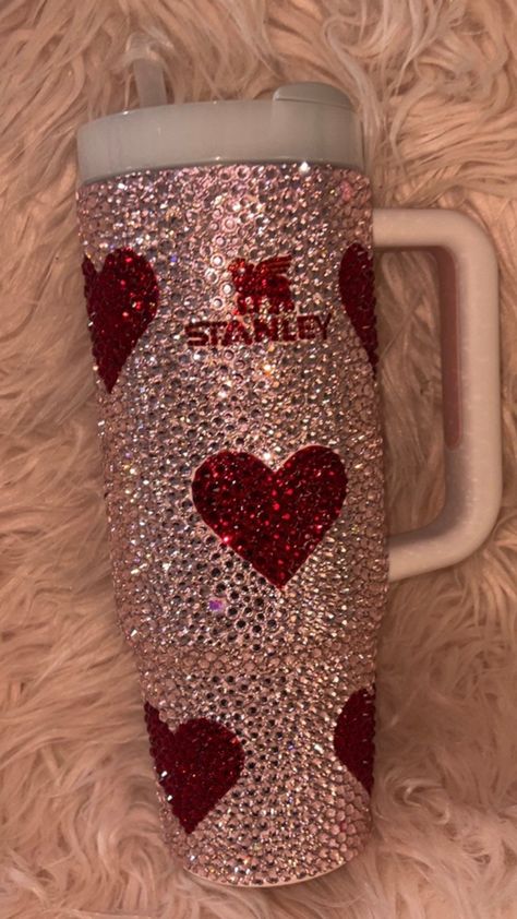 Preppy slay Rhinestone Items Diy, Baddazle Things, Rhinestone Stanley Cup, Bedazzled Stanley Cup, Rhinestone Cup Ideas, Berries Photography, Bedazzled Stuff, Pastel Goth Decor, Bedazzled Bottle