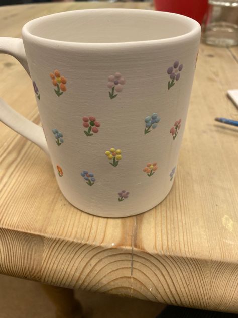 Flowers On Pottery Painting, Paint Pottery Inspiration, Pottery Flower Painting, Pottery Painting Flower Pot, Painting Ideas On Mugs, Painted Cup Ideas, Ceramics Painting Ideas Aesthetic, Paint And Pottery Ideas, Paint Pottery Mug