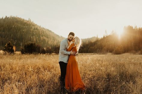 Lightroom Presets and Photography Tools To Grow Your Business > www.cityturtles.etsy.com Cascade Idaho, Fall Engagement Shoots, Fall Couple Photos, Country Engagement Pictures, Shooting Couple, Mccall Idaho, Engagement Photo Outfits Fall, Engagement Picture Outfits, Fall Engagement Pictures