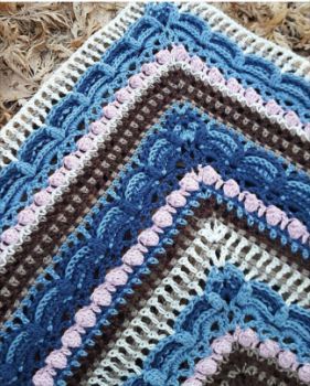 Een gratis Nederlands haakpatroon van de geweldige lost in time omslagdoek / sjaal. Wil jij de Lost en Time omslagdoek ook haken? Lees snel verder! Lost In Time Shawl, Crochet Shaw, Lost In Time, Crochet Shawl Pattern Free, Crochet Triangle, Crochet Circles, Shawl Patterns, Crochet Wrap, Crochet Square Patterns