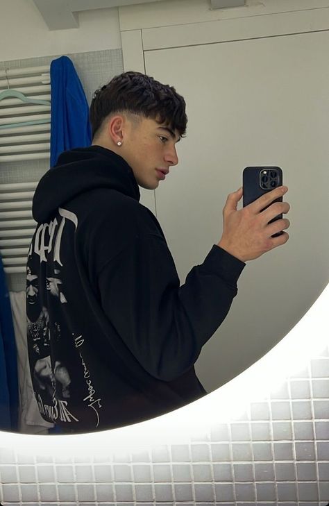 Spiegel Selfie, Mohawk Hairstyles Men, Mens Haircuts Short Hair, Mirror Man, Mens Photoshoot Poses, Mohawk Hairstyles, Best Profile Pictures, Mirror Selfie Poses, Man Photography