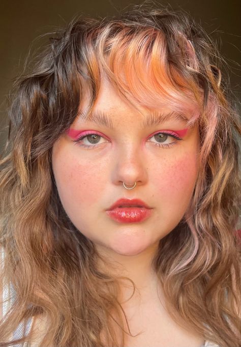 Fun Hooded Eye Makeup, Pink Pop Of Color Makeup, Easy Colorful Makeup, Eclectic Makeup, Pink Red Eyeshadow Look, Pink Funky Makeup, Reddish Pink Eye Makeup, Pink Bold Eye Makeup, Makeup Freckles