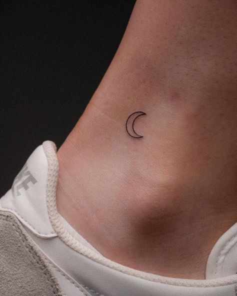 Tiny tattoos, smaller than 1 inch (2.5 cm) approximately, that you can filter by subject, style and body part, and order by date or score.... Inch Tattoo Ideas, Simplicity Tattoos, Inch Tattoo, Female Drawing, Modern Tattoos, Subtle Tattoos, Best Tattoo Designs, Symbolic Tattoos, Word Tattoos