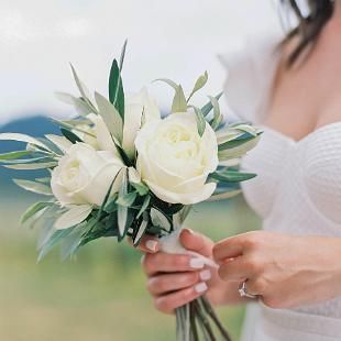 Cheap Bridesmaids Bouquets, Emerald Wedding Colors, Small Bridesmaid Bouquets, Beach Bouquet, Homecoming Flowers, Small Bridal Bouquets, Dark Green Bridesmaid Dress, Bridesmaid Bouquet White, Bridal Bouquet Blue