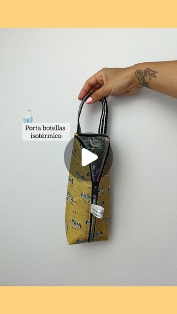 ◦•●◉✿Costuras Anabel✿◉●•◦ on Instagram: "Tutorial guarda botella isotérmico 🧵 Súper práctico para que nos mantenga el agua bien fresquita para cuando vamos de viaje, al gym, al trabajo,... Patrón 👇🏻  × 1 cuadrado de 30 × 30 cm × 1 cremallera de 85 cm × 1 trozo de asa de 23 cm ( Si lo queréis más grande simplemente medir el alto de la botella que vallais a utilizar + el contorno y a esa medida le añadeis 6 cm + en el alto ya que después le rebajará los 2 cm del fondo y 4 cm + en la medida del contorno) La tela que he utilizado para el exterior es de @mondialtissus_es  Mi código de descuento para su web 👉🏻 Anabelmt10  Y el tejido isotérmico + cremallera y asa de @complementosverdaguer  Mi código de descuento para su web 👉🏻 costurasanabel  Espero que os guste 🫂 Besos 😘   #coser #cosi Instagram Tutorial, July 1, Diy Handmade, Exterior, Couture, Sewing, On Instagram, Patchwork