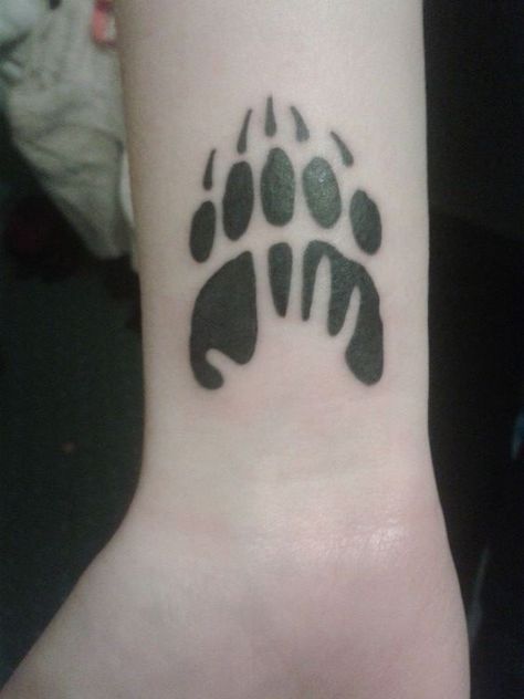 The Coolest Bear Tattoo Ideas for Men Brother Bear Tattoo, Bear Claw Tattoo, Bear Paw Tattoos, Hand Tattoo Images, Paw Tattoo, Bear Tattoos, Silhouette Tattoos, Harry Potter Tattoos, Incredible Tattoos