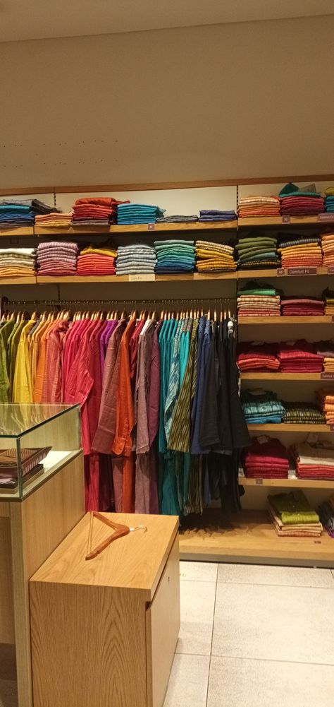 Small Boutique Decor Clothing Stores, Small Boutique Interior Design Indian, Indian Clothing Boutique Interior, Small Boutique Decor, Boutique Interior Design Indian, Mini Boutique Store Ideas, Small Clothing Store Interior, Small Boutique Interior Design, Small Boutique Interior