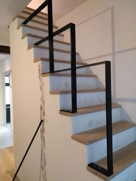 Modern Stairs Railing Design, Stair Railing Ideas Modern, Home Decorating Styles, درابزين السلم, Modern Home Aesthetic, House Structure Design, Staircase Interior Design, Modern Stair Railing, Iron Furniture Design