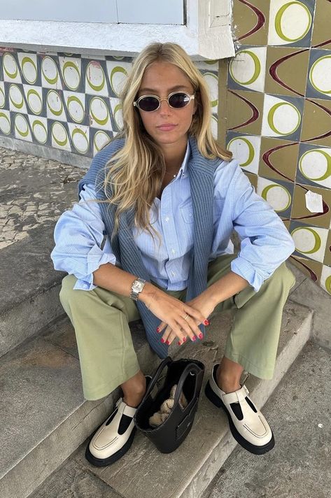 Portuguese Street Style 
Portuguese Fashion
Portuguese Girls
#PortugueseGirlie
How to dress like a Portuguese Girlie Scandi Fashion, Smart Casual Women, Unique Jackets, Summer Wardrobe Essentials, Street Style Edgy, Coachella Outfit, Spring Fits, Fashion Days, Outfit Trends