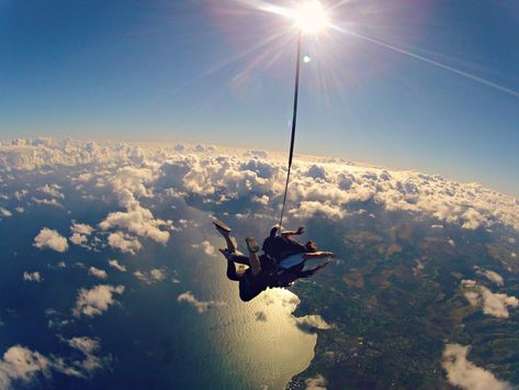 SKYDIVING IN HAWAII – WANDERLUSTYLE – Hawaii Travel & Lifestyle Blog Skydiving Pictures, Pictures Vision Board, Twisted Hate, Base Jump, Camera Man, Vision Board Pictures, Adventure Bucket List, Adventure Activities, Skydiving