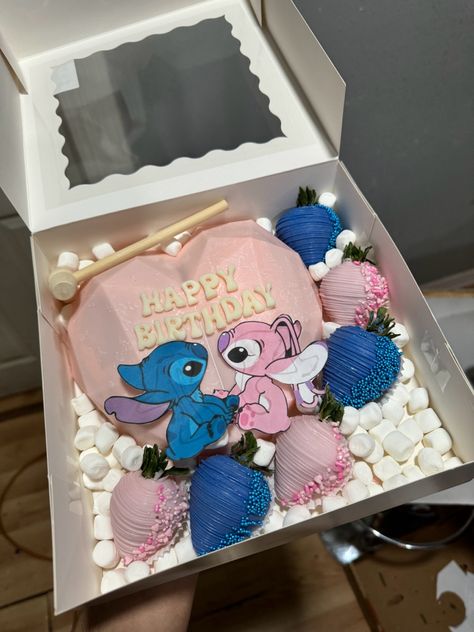 Stitch And Angel Themed Box Arrangment Stitch Chocolate Covered Strawberries, Stitch Strawberries, Strawberries Ideas, Strawberry Box, Disney Acrylic Nails, Strawberry Treats, Valentine Bouquet, Cool Gifts For Teens, Birthday Gifts For Boyfriend Diy