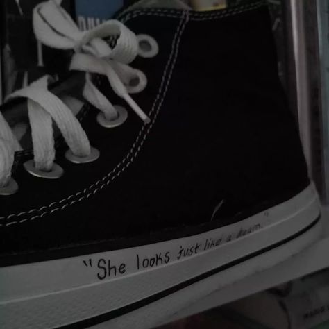 Vans Writing On Shoes, Converse Writing On Shoes, Drawing On Converse Grunge, Doodle Shoes, Diy Converse, Sharpie Shoes, Converse Design, Grunge Shoes, Converse Aesthetic