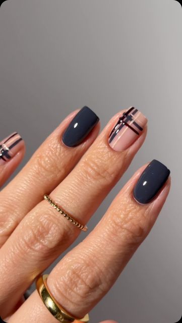 November Nails Fall Blue, Plaid Fall Nails Ideas, Navy Blue Plaid Nails, Fall Nail Plaid, Navy Blue Autumn Nails, Fall Navy Blue Nails, Fall Plaid Nail Art, Navy Plaid Nails, Nail Inspo Trendy Fall