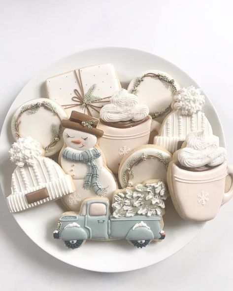 Decorated Christmas Cookie Platter, Winter Cookies Aesthetic, Neutral Christmas Cookies Decorated, Winter Themed Cookies Decorated, Rustic Christmas Cookies Decorated, Sugar Cookie Christmas Designs, Winter Themed Cookies, Pastel Christmas Cookies, Winter Sugar Cookies Decorated