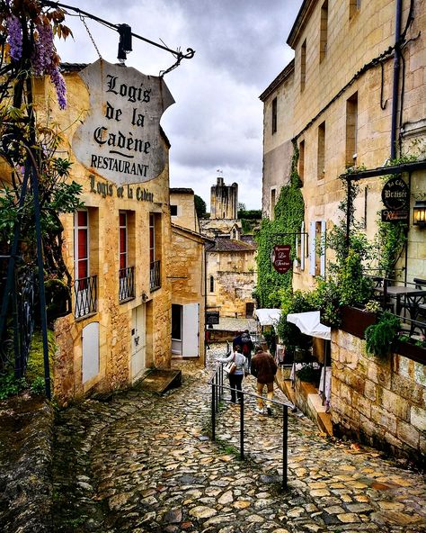 A day trip to Saint Emilion - the complete guide to what to do, see and eat - Lost in Bordeaux Bordeaux France Travel, Jack Chambers, French Wine Country, Wine Chateau, France City, Medieval City, Bordeaux Wine, St Emilion, France Travel Guide