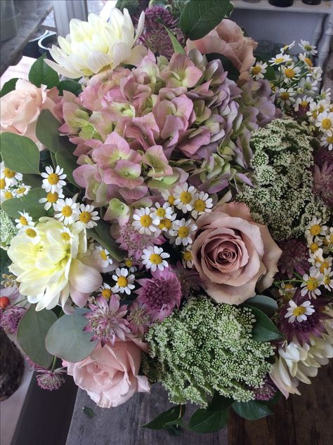 Hydrangea, quicksand roses, ammi, fever few and dahlias. Lovely soft mix made by Alice Wedding Dahlias, Fever Few, Raindrops And Roses, Flowers Decor, Beautiful Flower Arrangements, Dahlia Flower, Arte Floral, Beautiful Bouquet, Beautiful Blooms