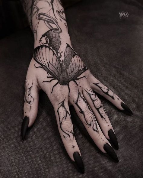 Dark Tattoo Ideas, Tattoo Main, Gotik Tattoo, Shadow Tattoo, Goth Tattoo, Hand And Finger Tattoos, Finger Tattoo Designs, Creepy Tattoos, Spooky Tattoos