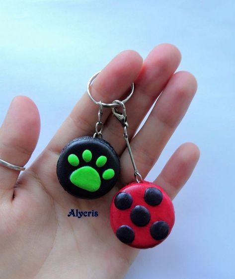 Miraculous Ladybug Keychain, Corcholatas Ideas, Cute Keychains Diy, Keychain Clay Ideas, Keychain Diy Clay, Keychain With Clay, Cute Clay Keychains, Ideas Con Porcelana Fria, Clay Keychain Diy