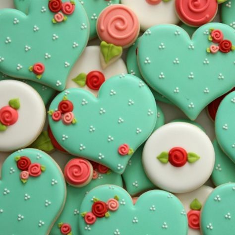 Royal Icing Recipe With Egg Whites, Heart Shaped Sugar Cookies, Heart Sugar Cookie, Valentine Sugar Cookies, Perfect Sugar Cookies, Icing Techniques, Cookies Cake, Royal Icing Recipe, Royal Icing Decorations