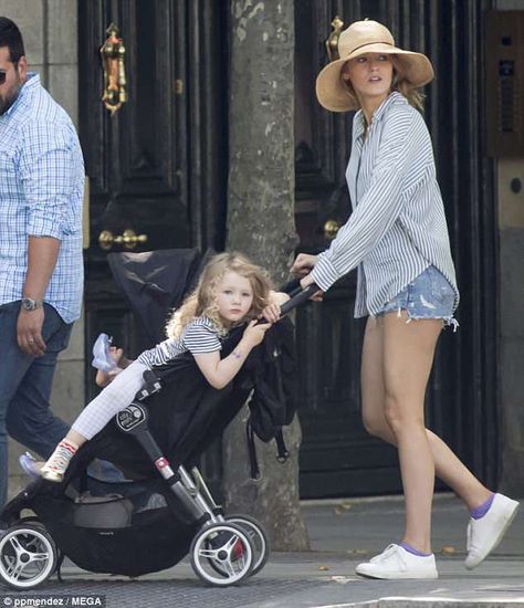 Time off: Blake Lively looked every inch the doting mother as she took her daughters for a relaxing stroll in Madrid, Spain earlier this month Blake Lively Style Casual, Blake Lively Casual, Blake Lively Street Style, Blake Lively Outfits, Look Short Jeans, Black Lively, Blake Lively Family, Blake Lively Ryan Reynolds, Blake And Ryan