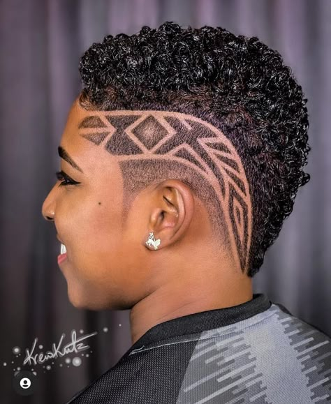 Hair Cuts For Black Women, Fade Haircut Women, Cabello Afro Natural, Short Hair Designs, Fade Hair, Low Fade Haircut, Shaved Hair Designs, Shaved Side Hairstyles, Tapered Natural Hair