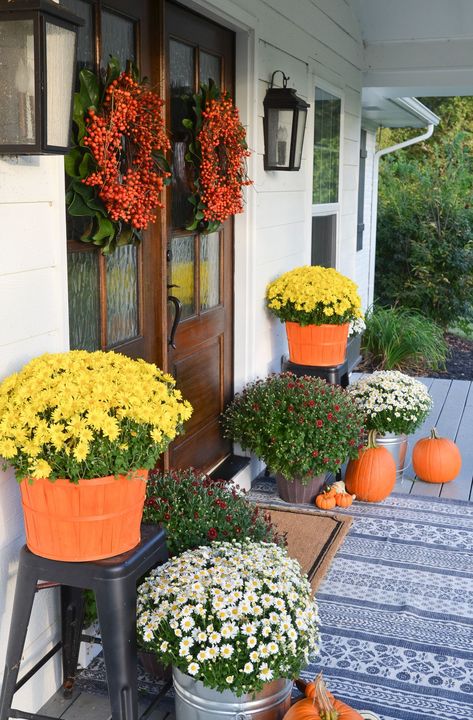 Inspirational and Charming Fall Farmhouse Porches Fall Farmhouse Porch, Fall Front Porch Decor Ideas, Diy Porch Decor, Outside Fall Decor, Beautiful Front Doors, Farmhouse Front Porches, Diy Porch, Fall Front Porch Decor, Fall Front Porch