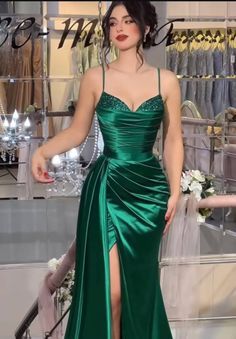 Emerald Green Silk Prom Dress, Event Dresses Classy, Prom Fashion, Dinner Dress Classy, Green Prom, Classy Prom Dresses, Aesthetic Dress, Prom Dresses Sleeveless, Perfect Prom Dress