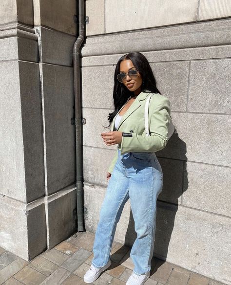 Crop Blazer Outfit, Cropped Blazer Outfit, Boujee Fits, Baddie Outfit, Mom Jeans Outfit, High School Outfits, Blazer Outfit, Crop Blazer, Future Goals