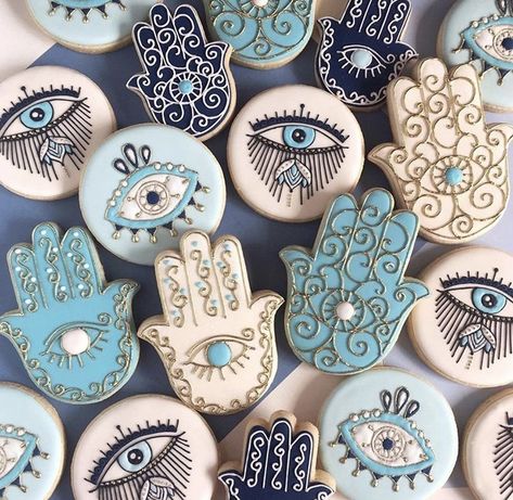 Jewish Cookies, Jewish Hamsa, Hebrew Poster, Shabbat Shalom Images, Jewish Learning, Evil Eye Art, Halloween Baking, Wine Cork Crafts, Paper Mache Art