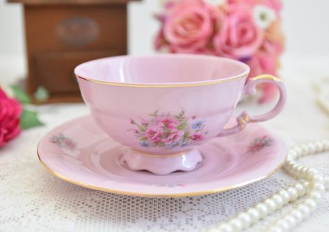 Pink Porcelain Antique Tea Cups and Saucers Gold Vintage Pink - Etsy Australia Pink Teacup, Unique Tea Cups, Antique Tea Sets, Pink Porcelain, Beautiful Shapes, Pretty Tea, Pretty Tea Cups, Tea Cups And Saucers, Antique Tea Cups