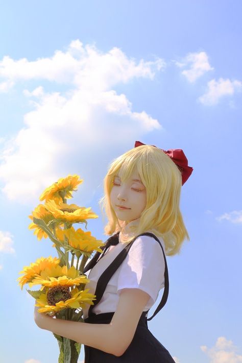 Outdoor Cosplay Photography, Hand Blocking Sun Pose Reference, Sunflower Photo Ideas, Cosplay Photoshoot Ideas, Cosplay Poses, Cosplay Photoshoot, Couple Cosplay, Chibi Couple, Sunrise Photos