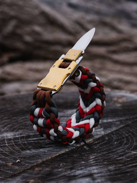 Making The Assassin's Creed Paracord Bracelet | Hidden Blade Buckle Tutorial Knife Bracelet Hidden, Hidden Knife, Knife Bracelet, Halfling Rogue, Hidden Knives, Rogue Character, Angels Blood, Paracord Ideas, Hidden Blade