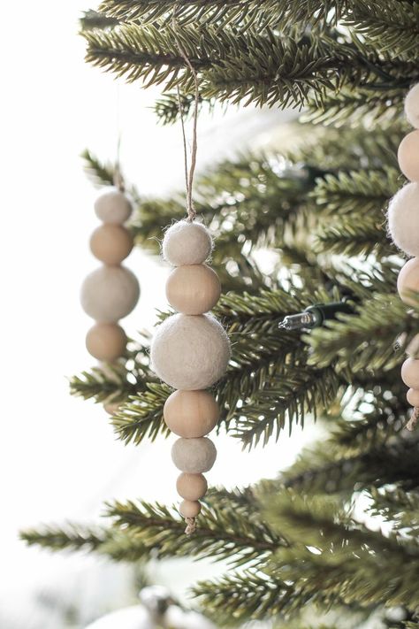 Learn how to make these easy Felt Ball and Wooden Bead Ornaments for your Christmas tree! Wooden Bead Ornaments, Diy Beaded Ornaments, Bead Ornaments, Farmhouse Christmas Ornaments, Wooden Christmas Crafts, Diy Christmas Ornament, Diy Christmas Tree Ornaments, Wood Christmas Tree, Beaded Christmas Ornaments