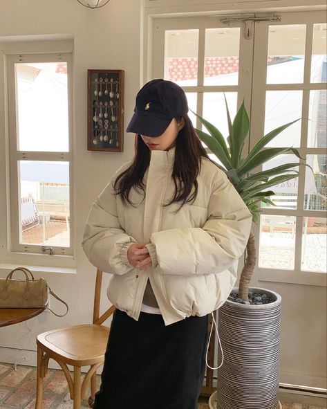 Korean Puffer Jacket Outfit, White Winter Jacket Outfit, White Puffer Outfit, Winter Outfits Puffer Jacket, Korean Outfits Winter, White Puffer Jacket Outfit, Winter Inspo Outfits, Puffer Outfit, Korean Winter Outfits