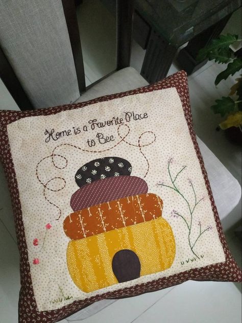 Embroidery Quotes, Bee Ideas, Applique Towels, Vine Embroidery, Quilting Books, Honey Bee Decor, Homemade Quilts, Pattern Quilt, Heirloom Quilt