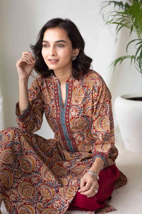 Kurta With Border Designs, Kalamkari Dresses Kurti, Kalamkari Kurti, Kalamkari Kurta, Kurta Embroidery, Collar Kurti, Kalamkari Dresses, New Kurti Designs, Casual Frocks