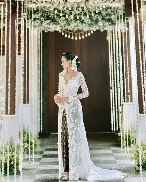 kebaya ayunda Batik Wedding Dress, Kebaya Nikah Modern, Indonesian Wedding Dress, Chinese Bridal Dress, Wedding Kebaya, Pengantin Modern, Kebaya Nikah, Kebaya Pengantin Modern, Kebaya Akad