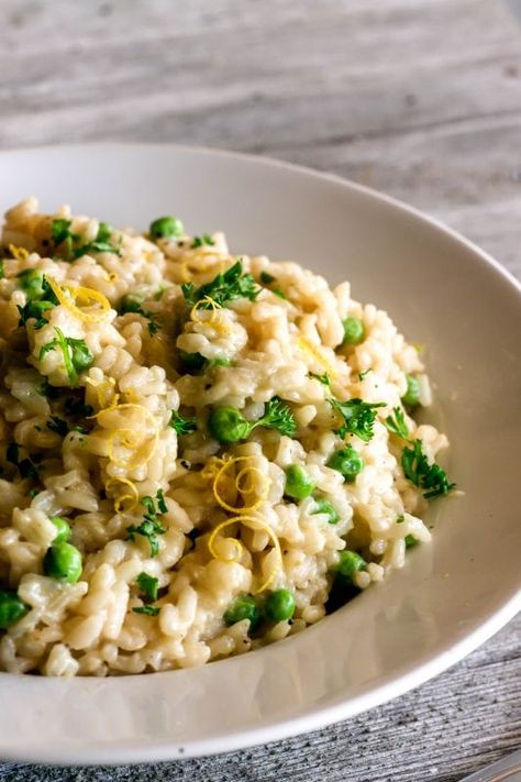 Lemon Parmesan Risotto with Peas | Sweet Tea + Thyme Lemon Parmesan Risotto, Risotto With Peas, Filet Mignon Chorizo, Galette Des Rois Recipe, Risotto Recipes Easy, Parmesan Risotto, Lemon Butter Chicken, Easter Side Dishes, Diner Recept