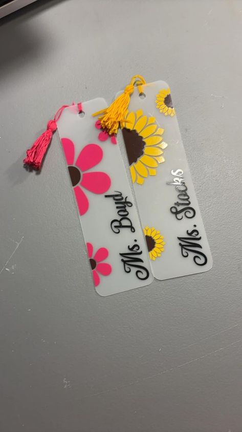 Diy Bookmarks For Teachers, Bookmark Cricut Ideas, Cricut Bookmarks, Crafts For Beginners, Chain Ideas, Bookmarks Diy, Cricket Ideas, Cricut Explore Projects, Bookmark Ideas