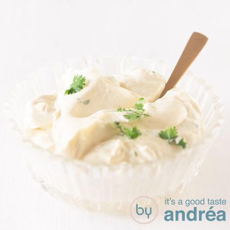 A creamy garlic sauce with sour cream, mayonnaise, fresh herbs and of course garlic Sauce With Sour Cream, Raclette Recipes, Whiskey Sauce, Homemade Curry, Creamy Garlic Sauce, Whiskey Cocktail, Condiment Recipes, Cocktail Sauce, Bbq Sauce Homemade