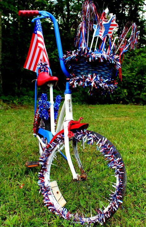 Vintage 4th of july decorated Schwinn Bike Fourth Of July Bike Decorating Ideas, 4th Of July Bike Parade Ideas, 4th Of July Bike Decorations, Fouth Of July Crafts, Bike Parade, Vintage 4th Of July, Bike Decor, Bike Decorations, Parade Ideas